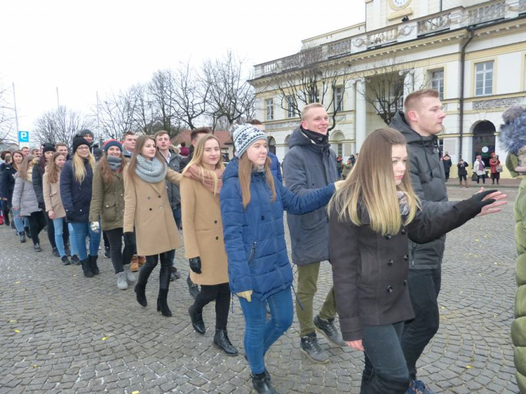 Maturzyści tańczyli poloneza na Starym Rynku