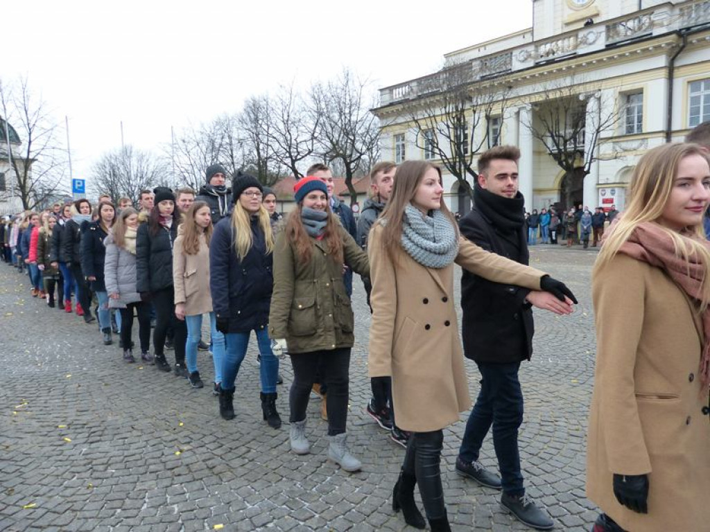 Maturzyści tańczyli poloneza na Starym Rynku