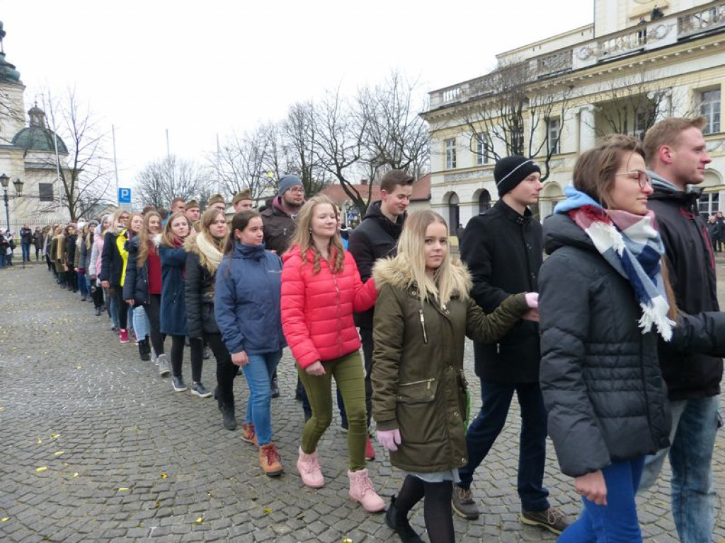 Maturzyści tańczyli poloneza na Starym Rynku
