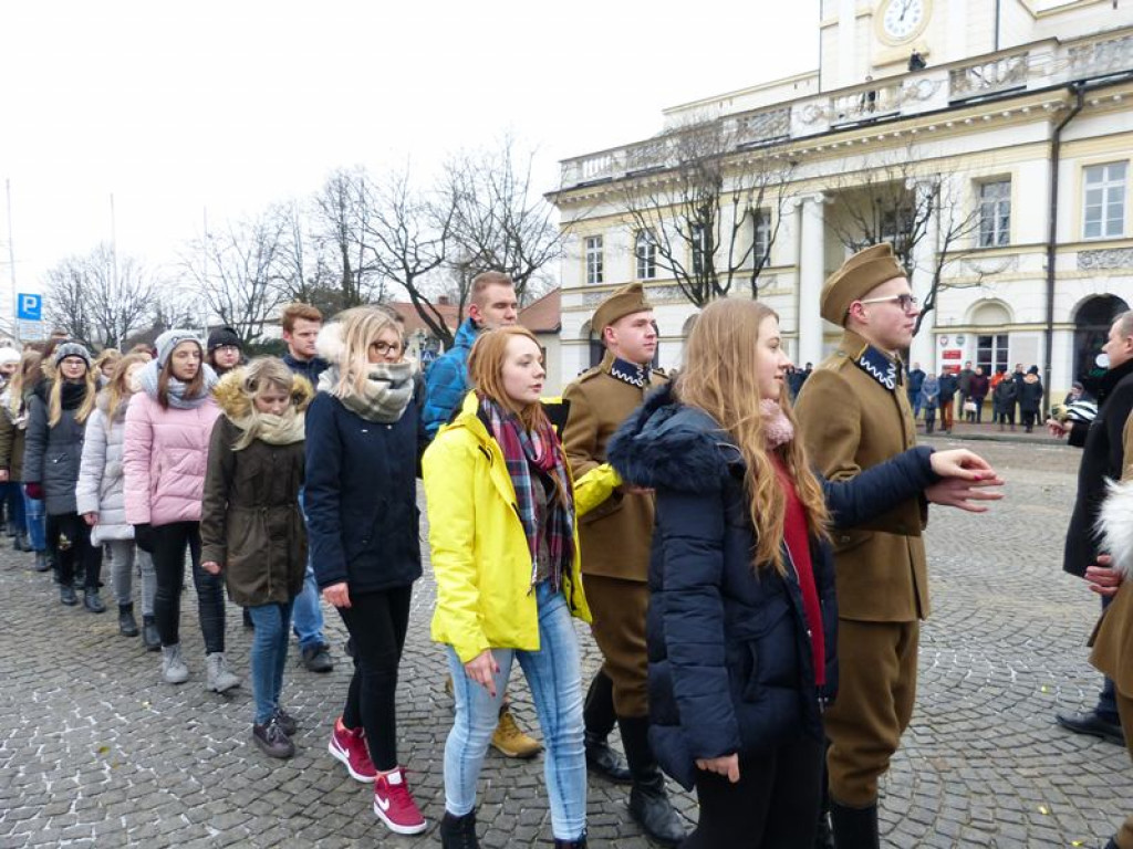 Maturzyści tańczyli poloneza na Starym Rynku