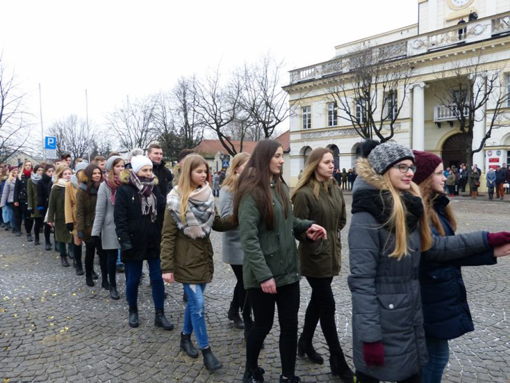 Maturzyści tańczyli poloneza na Starym Rynku