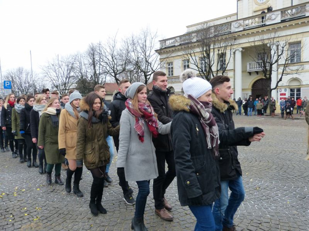 Maturzyści tańczyli poloneza na Starym Rynku