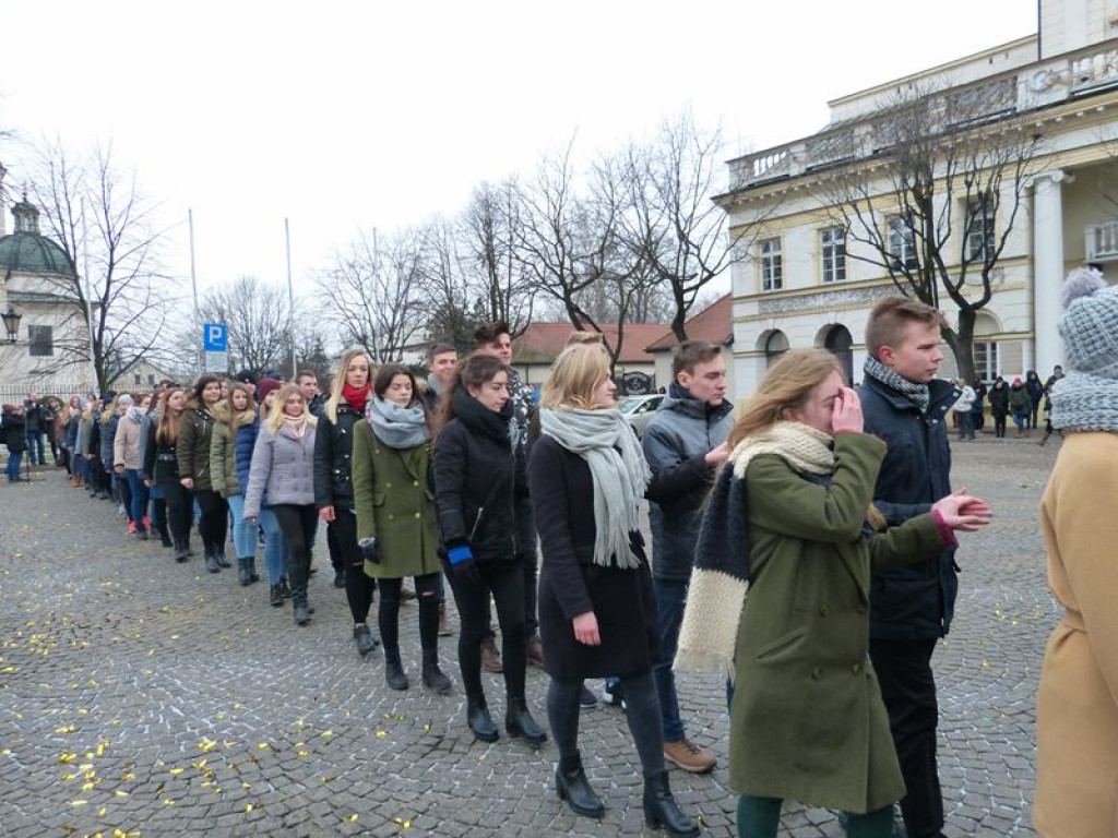 Maturzyści tańczyli poloneza na Starym Rynku