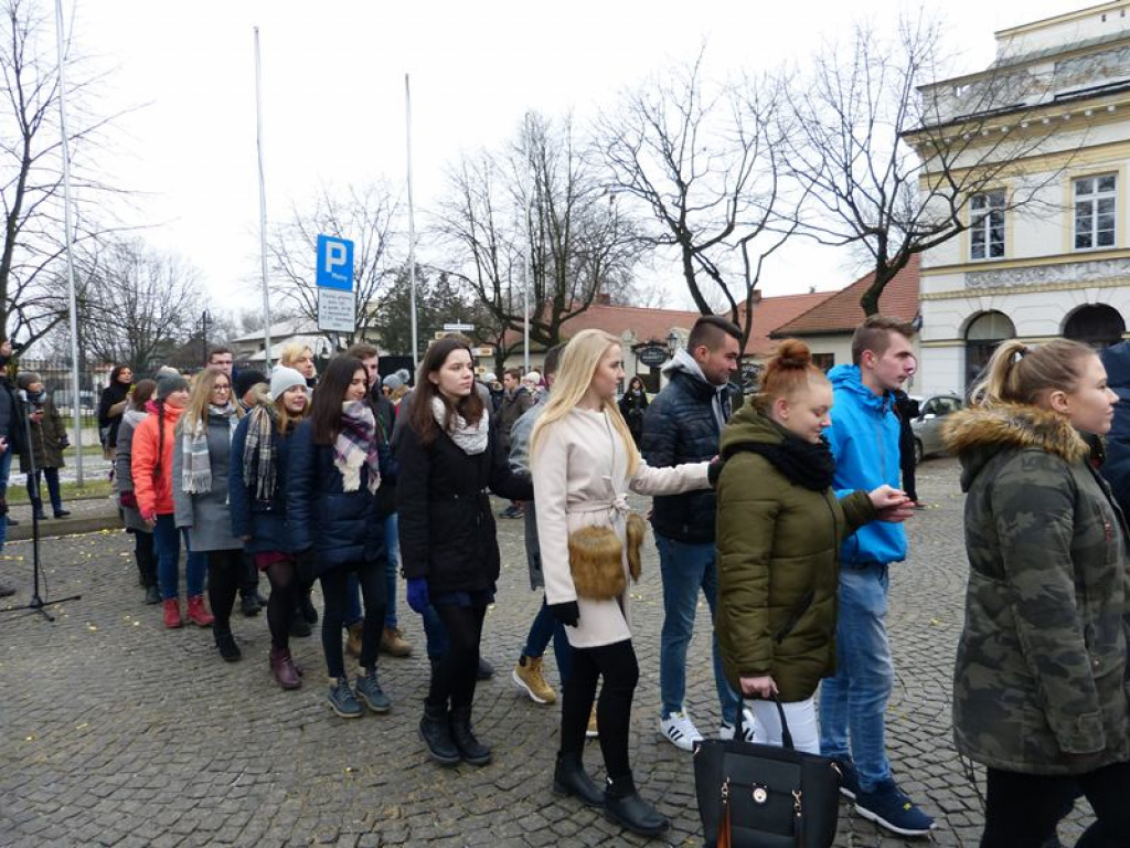 Maturzyści tańczyli poloneza na Starym Rynku