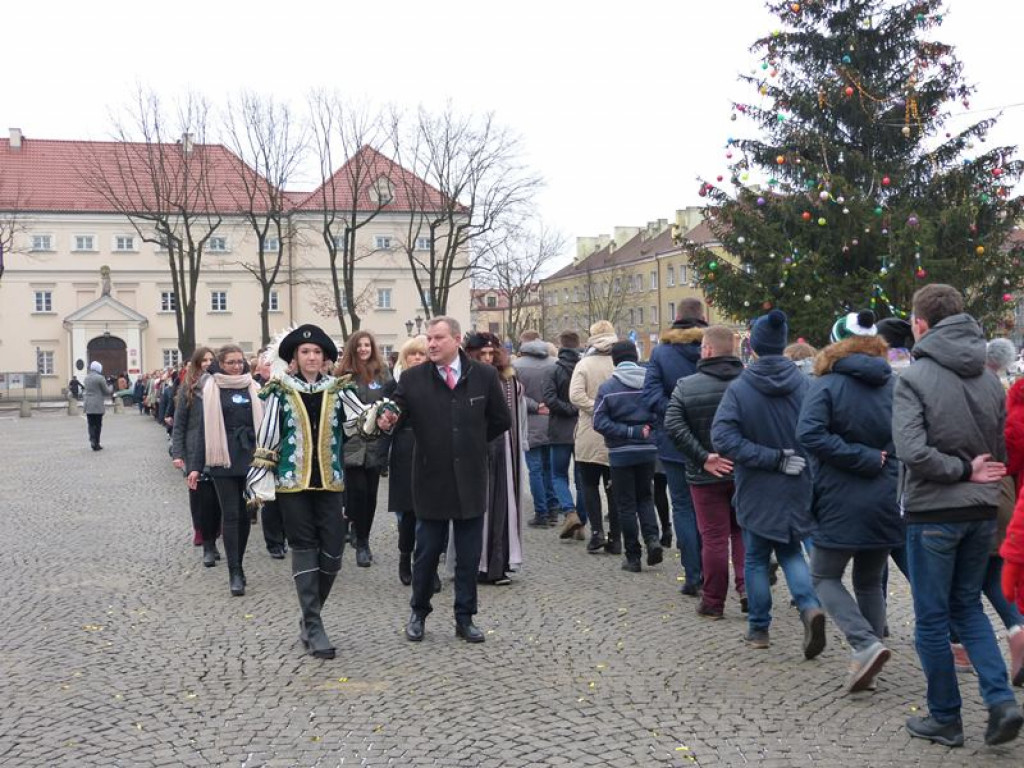 Maturzyści tańczyli poloneza na Starym Rynku