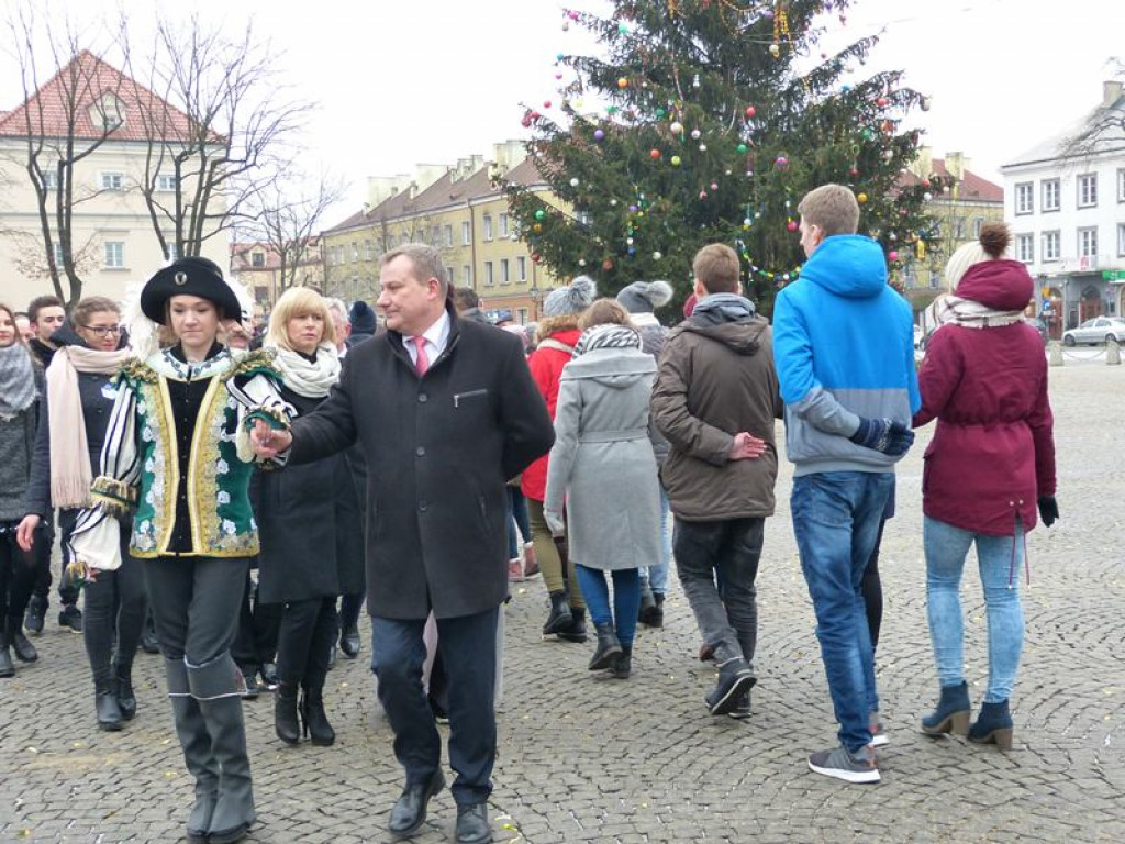 Maturzyści tańczyli poloneza na Starym Rynku