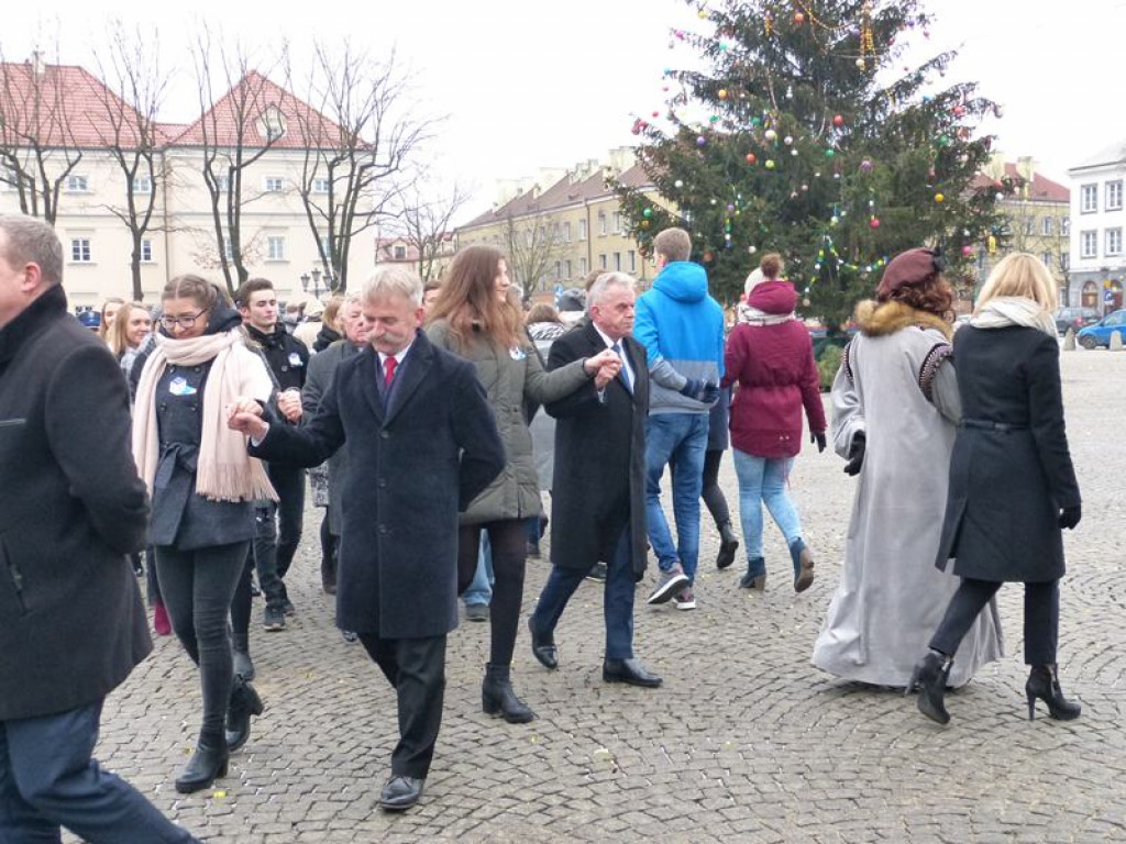 Maturzyści tańczyli poloneza na Starym Rynku