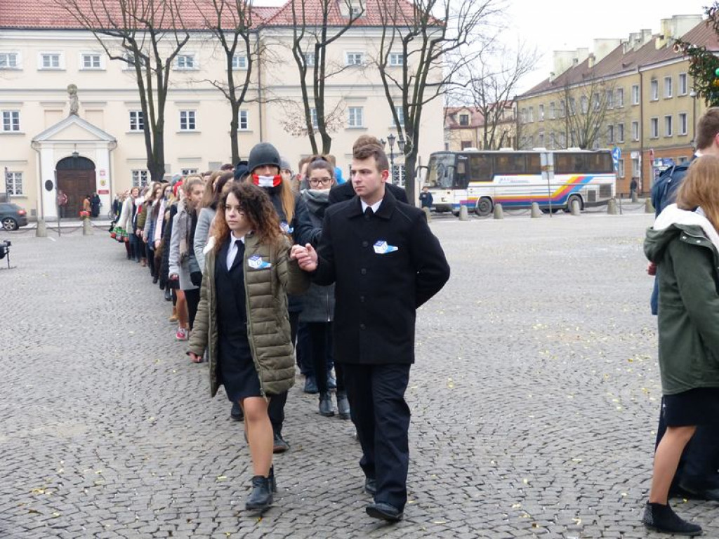 Maturzyści tańczyli poloneza na Starym Rynku