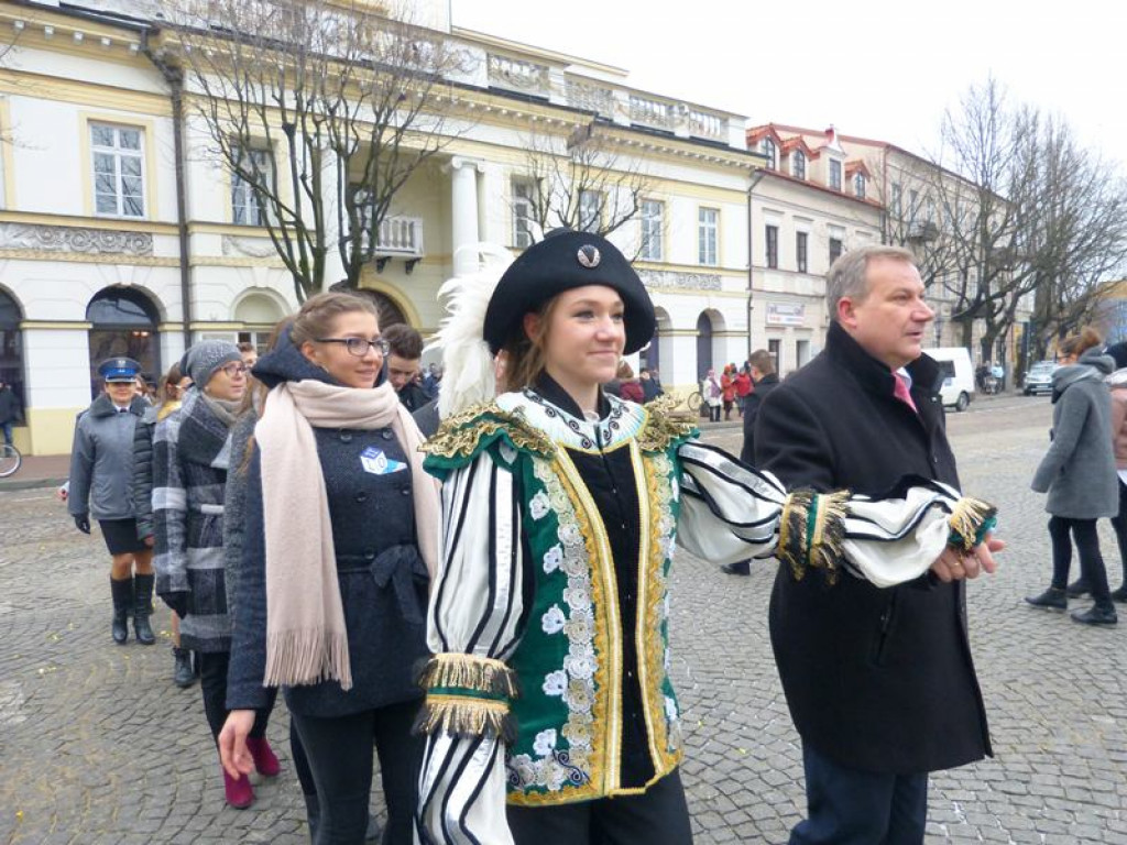 Maturzyści tańczyli poloneza na Starym Rynku