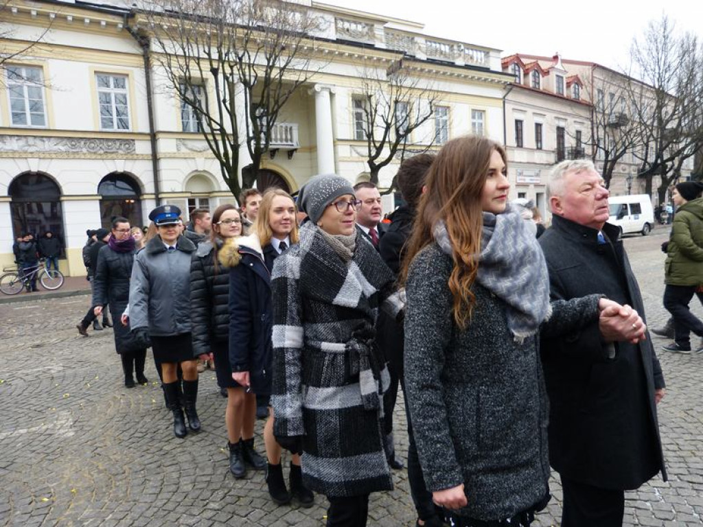 Maturzyści tańczyli poloneza na Starym Rynku