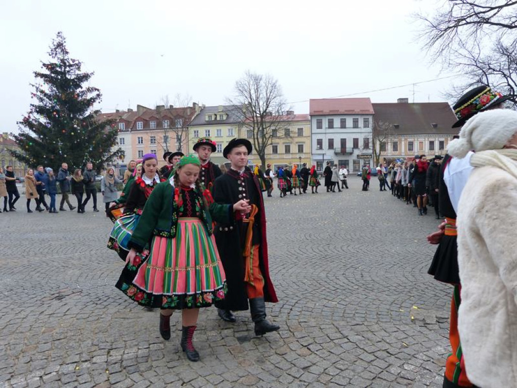 Maturzyści tańczyli poloneza na Starym Rynku
