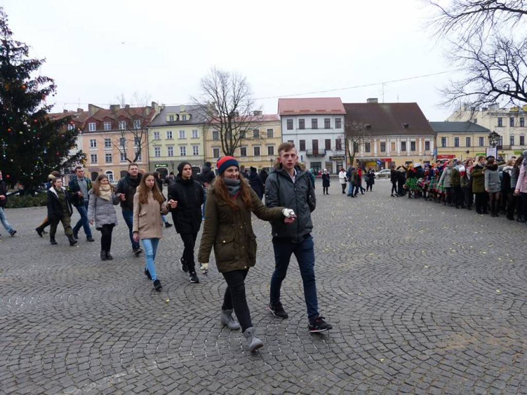Maturzyści tańczyli poloneza na Starym Rynku