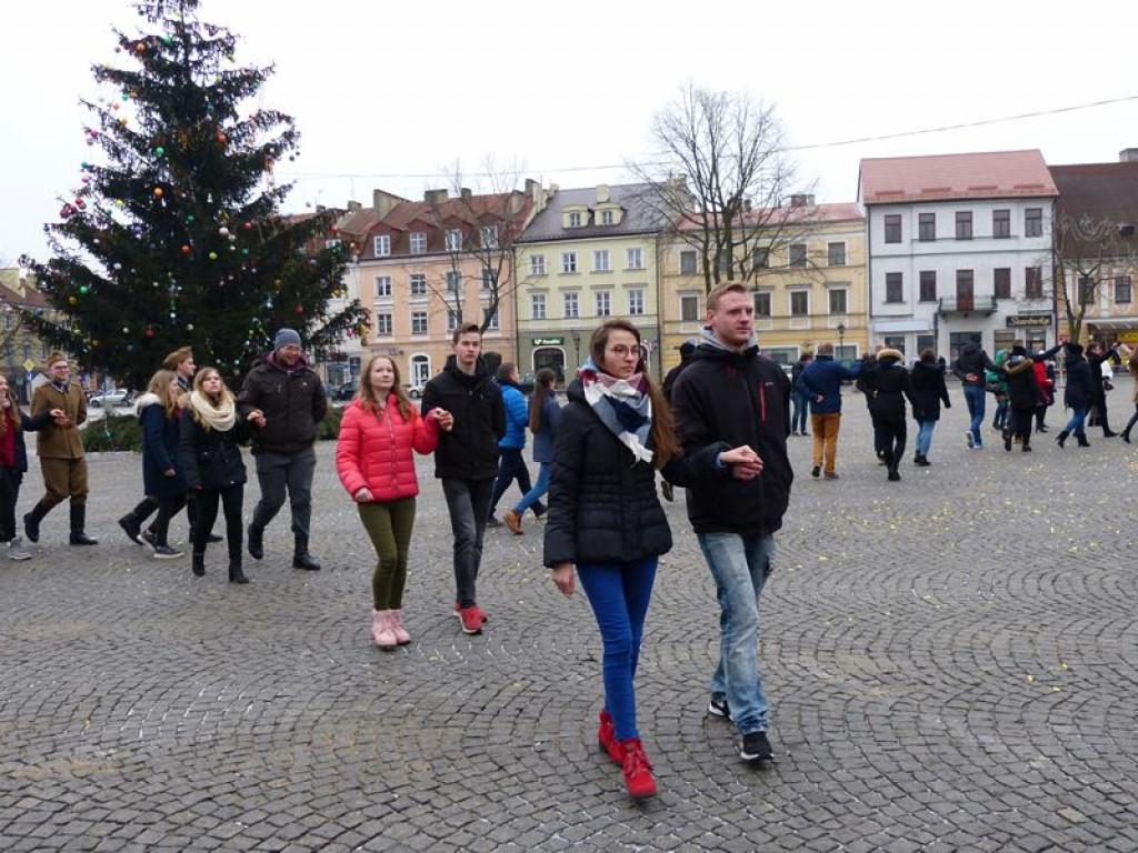 Maturzyści tańczyli poloneza na Starym Rynku