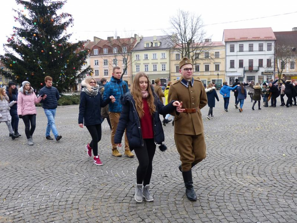 Maturzyści tańczyli poloneza na Starym Rynku