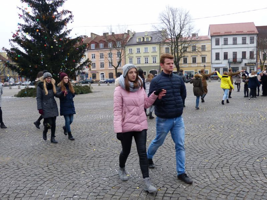 Maturzyści tańczyli poloneza na Starym Rynku