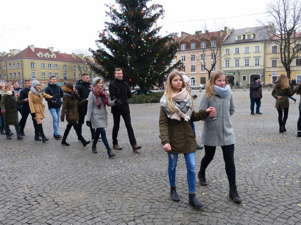 Maturzyści tańczyli poloneza na Starym Rynku
