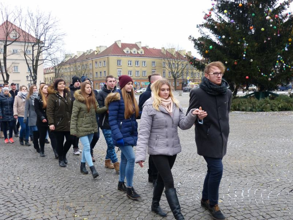 Maturzyści tańczyli poloneza na Starym Rynku