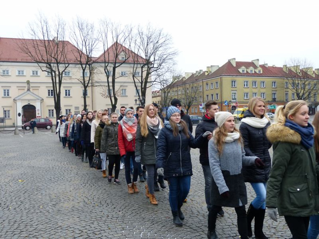 Maturzyści tańczyli poloneza na Starym Rynku