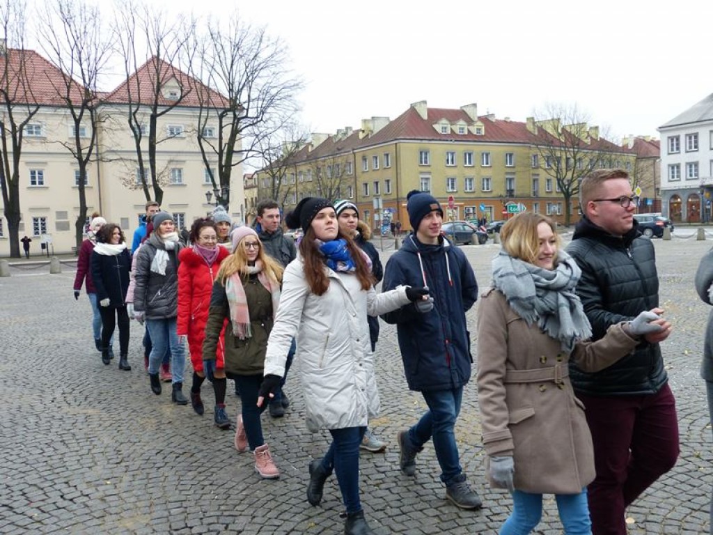 Maturzyści tańczyli poloneza na Starym Rynku