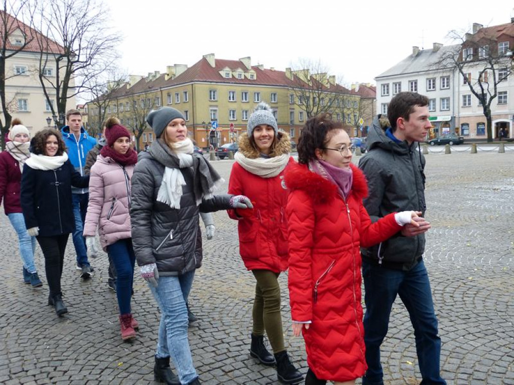 Maturzyści tańczyli poloneza na Starym Rynku