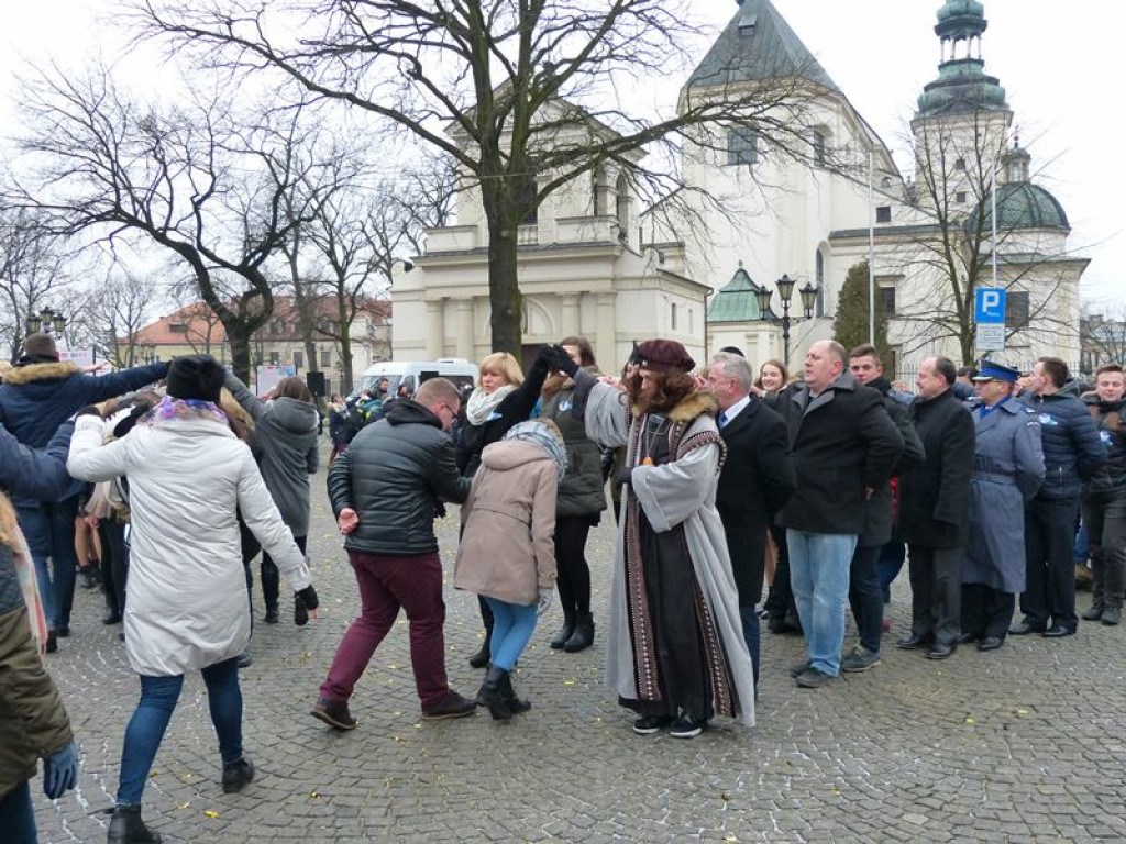 Maturzyści tańczyli poloneza na Starym Rynku