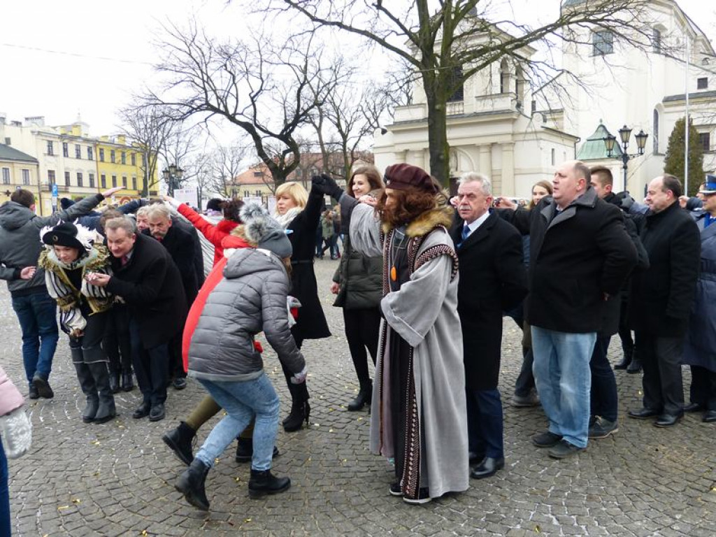 Maturzyści tańczyli poloneza na Starym Rynku