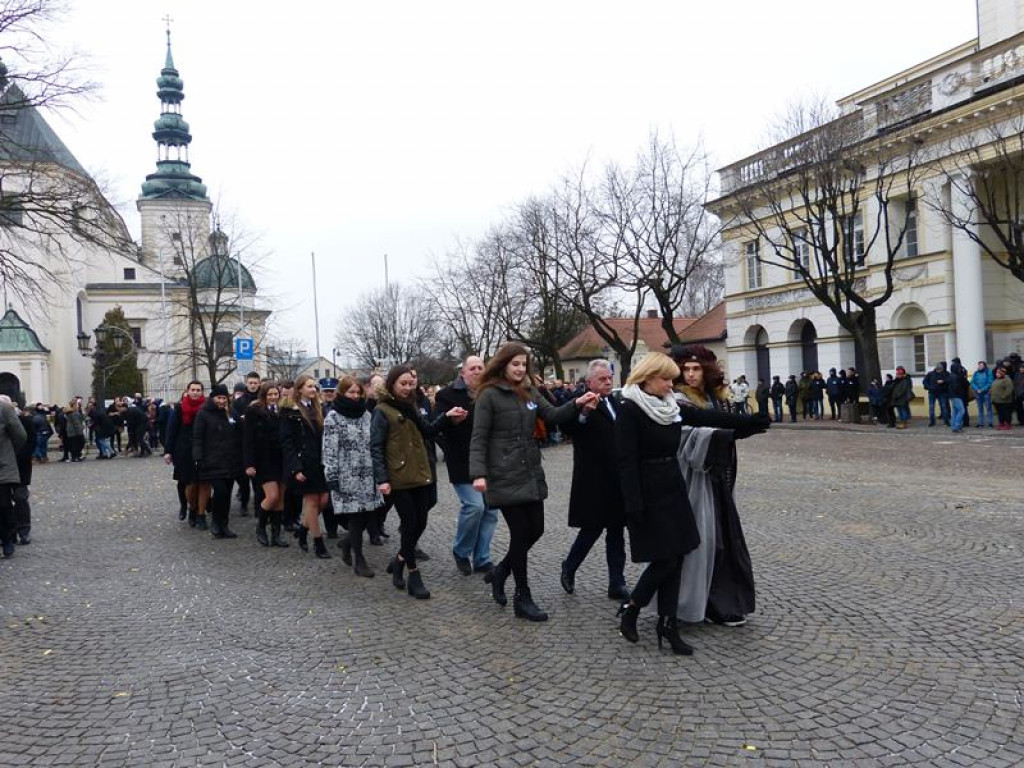 Maturzyści tańczyli poloneza na Starym Rynku