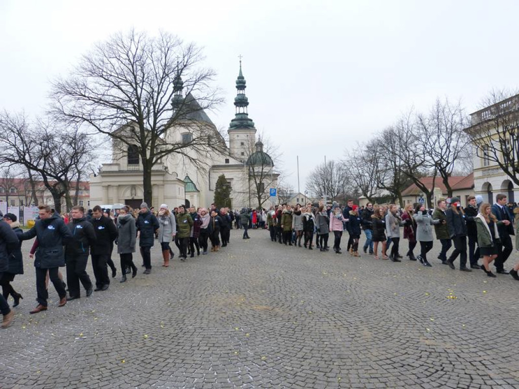 Maturzyści tańczyli poloneza na Starym Rynku