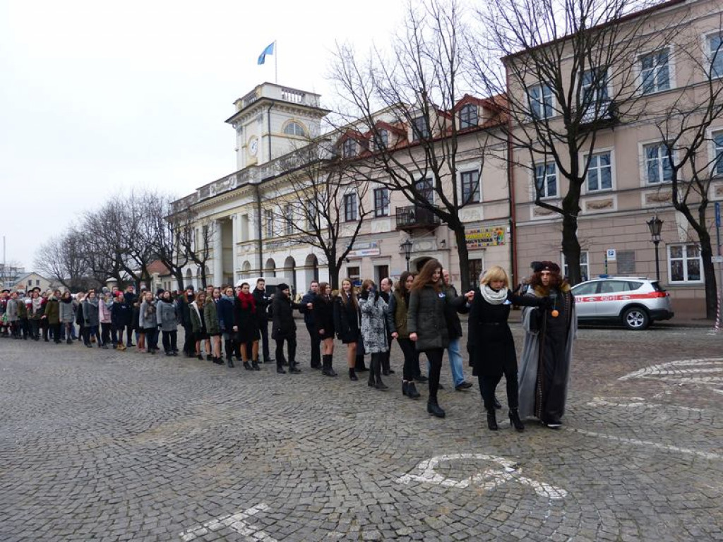 Maturzyści tańczyli poloneza na Starym Rynku