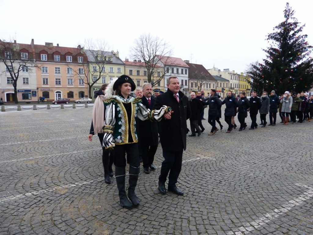Maturzyści tańczyli poloneza na Starym Rynku