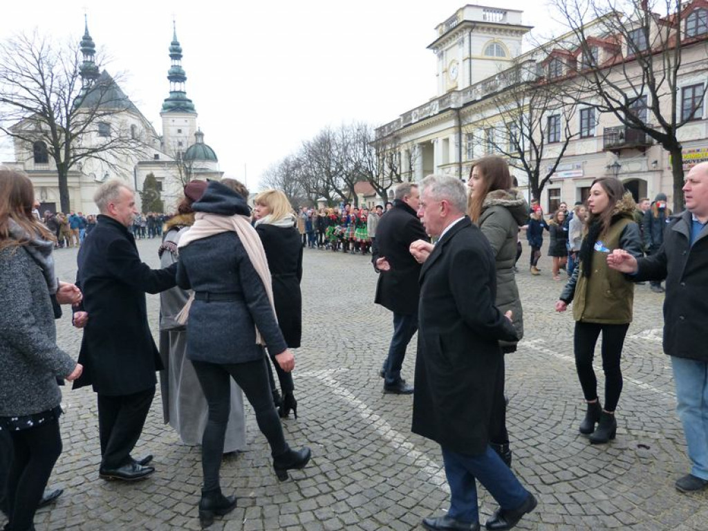 Maturzyści tańczyli poloneza na Starym Rynku