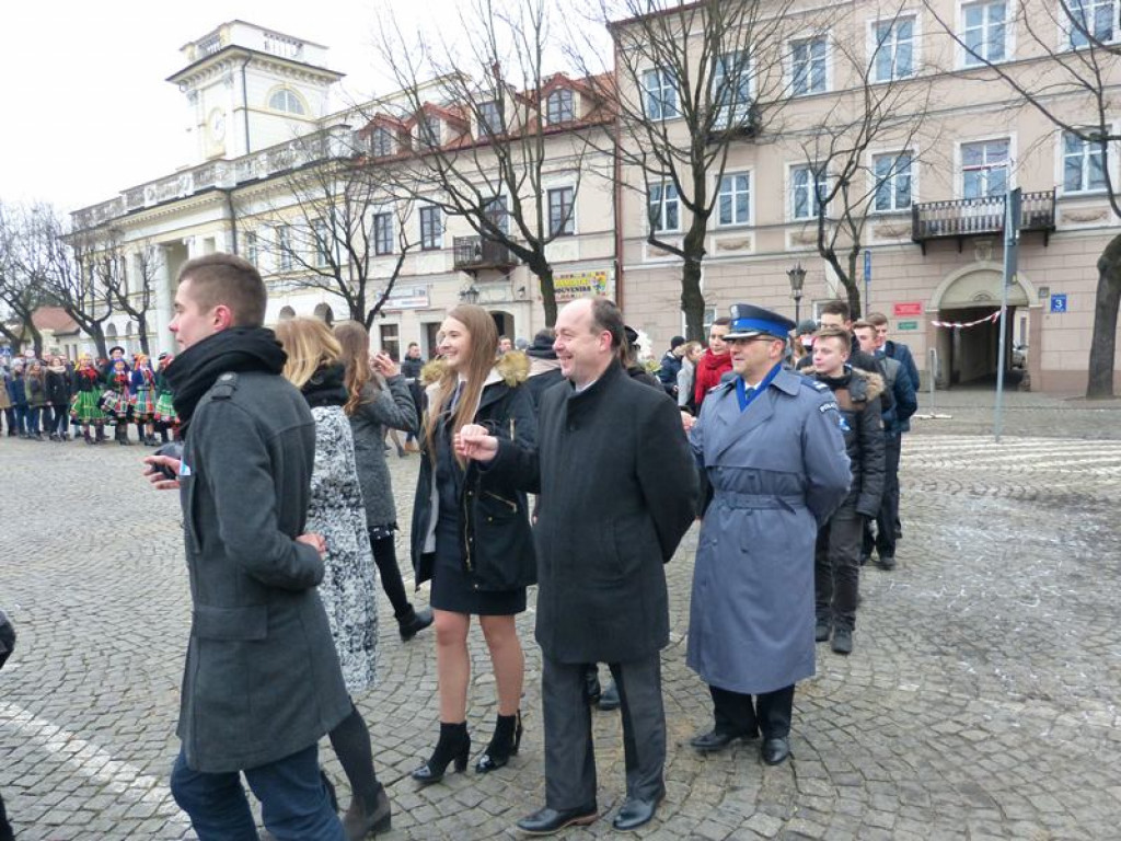 Maturzyści tańczyli poloneza na Starym Rynku