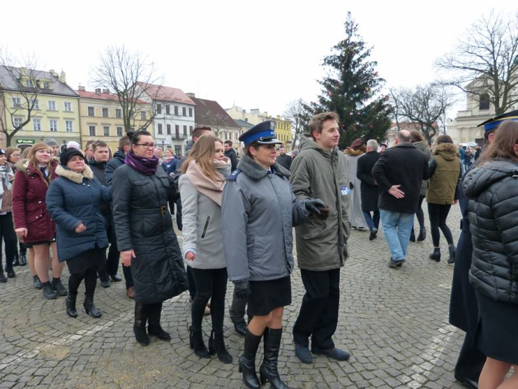 Maturzyści tańczyli poloneza na Starym Rynku