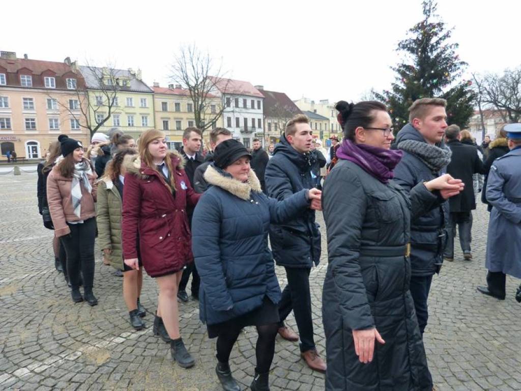 Maturzyści tańczyli poloneza na Starym Rynku