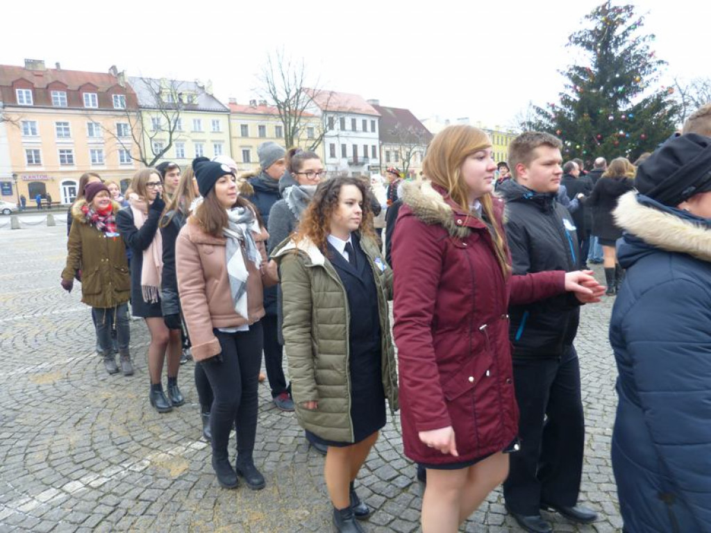 Maturzyści tańczyli poloneza na Starym Rynku