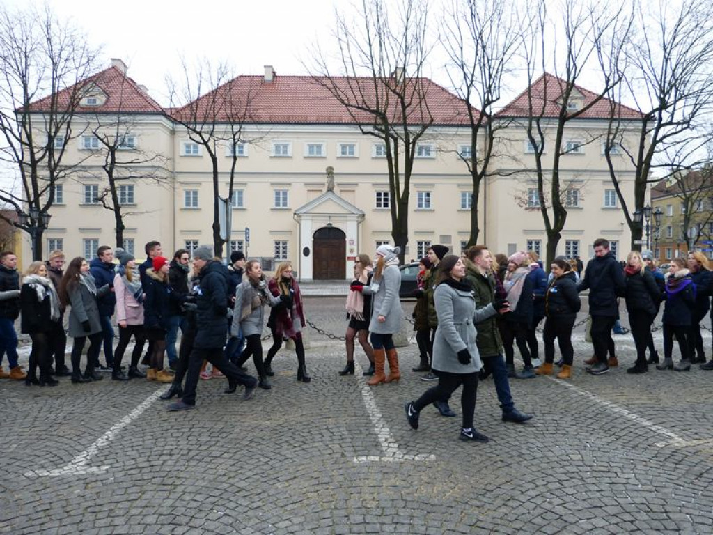 Maturzyści tańczyli poloneza na Starym Rynku