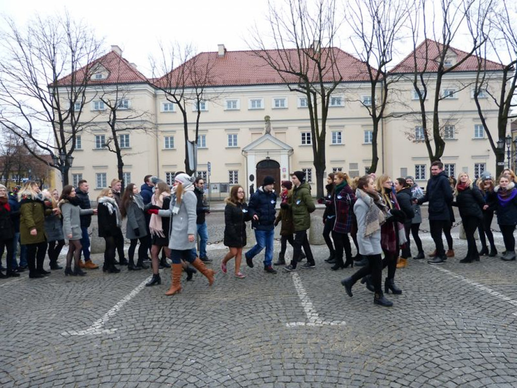 Maturzyści tańczyli poloneza na Starym Rynku