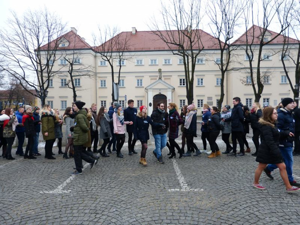 Maturzyści tańczyli poloneza na Starym Rynku