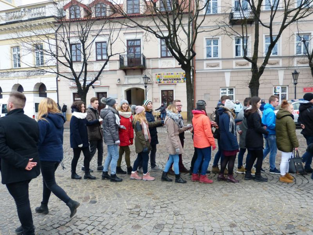 Maturzyści tańczyli poloneza na Starym Rynku