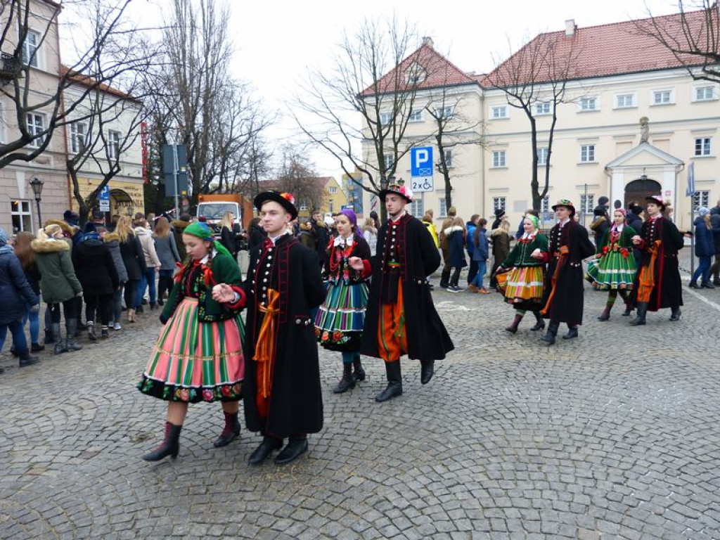 Maturzyści tańczyli poloneza na Starym Rynku