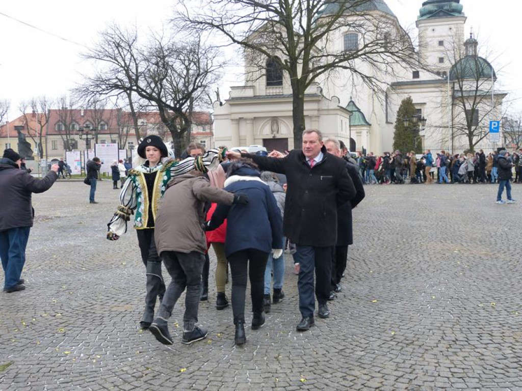 Maturzyści tańczyli poloneza na Starym Rynku