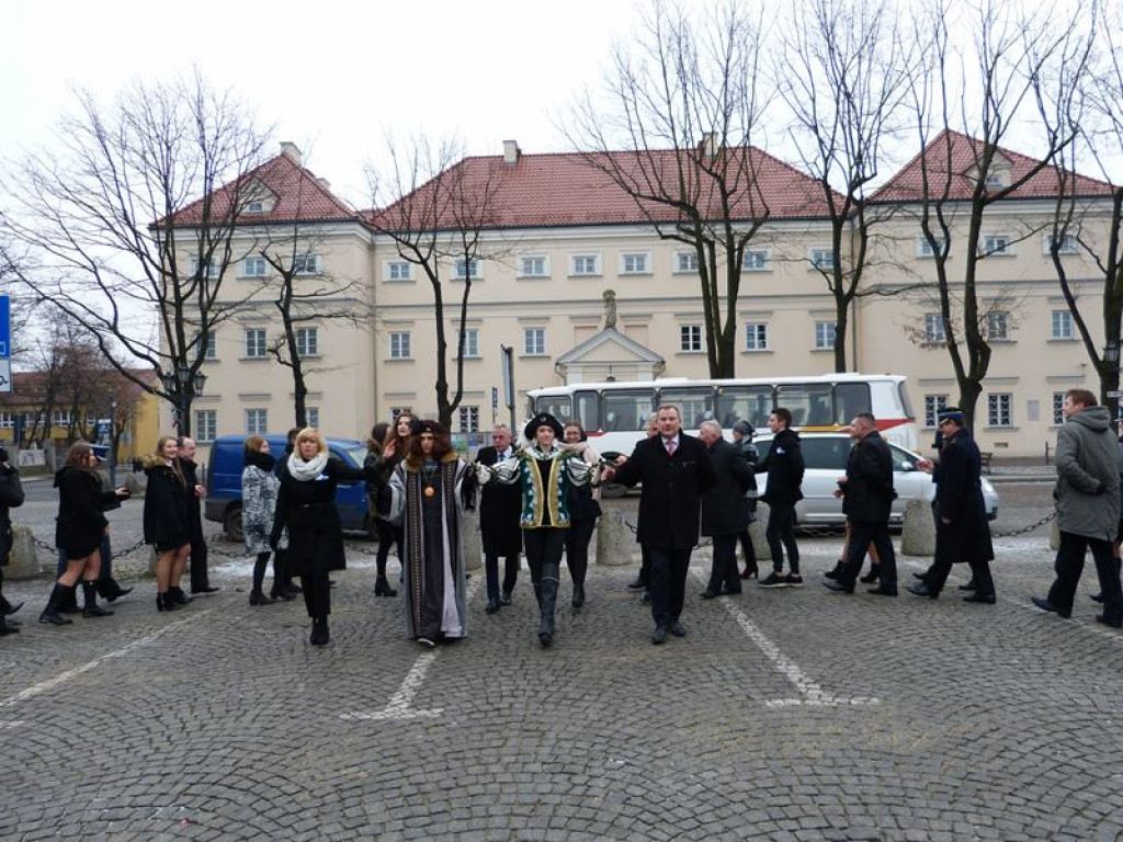 Maturzyści tańczyli poloneza na Starym Rynku
