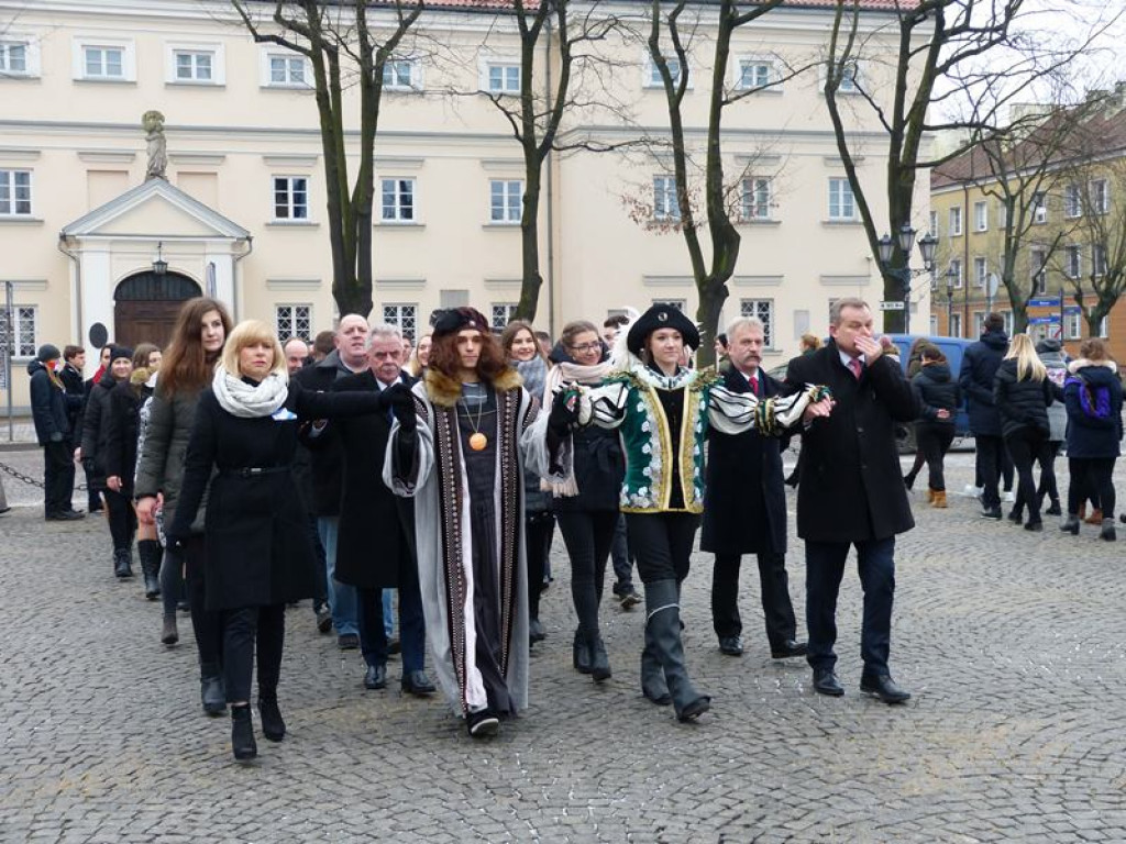 Maturzyści tańczyli poloneza na Starym Rynku