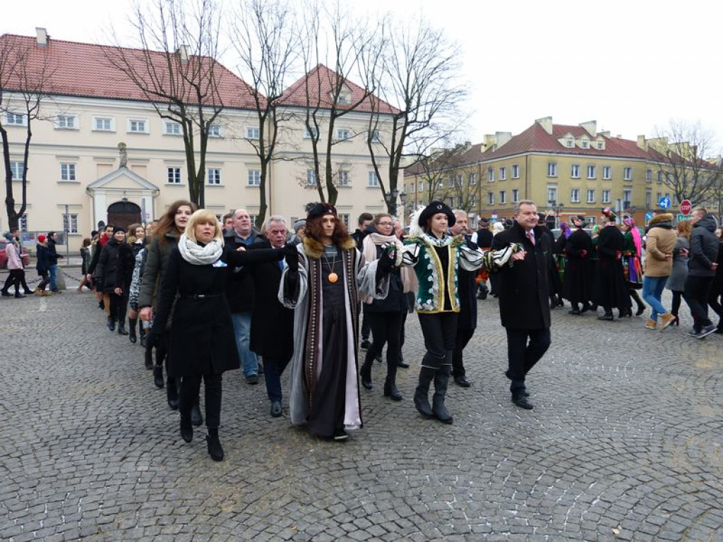 Maturzyści tańczyli poloneza na Starym Rynku