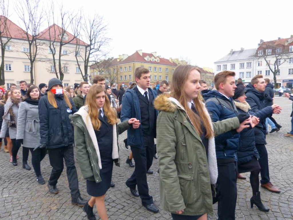 Maturzyści tańczyli poloneza na Starym Rynku