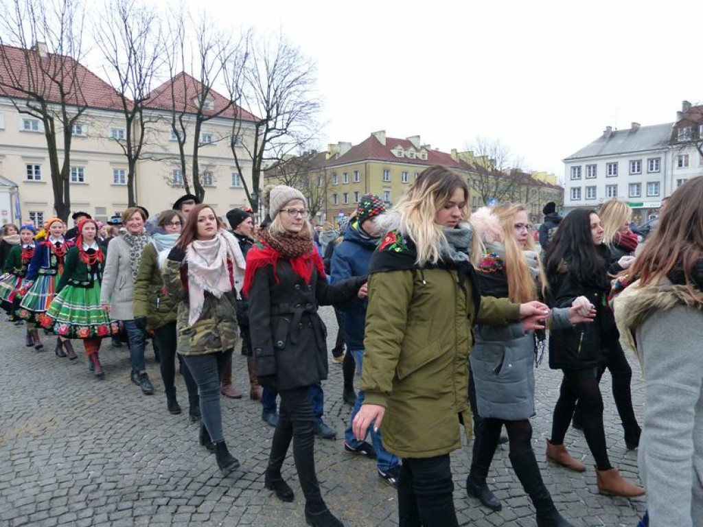 Maturzyści tańczyli poloneza na Starym Rynku