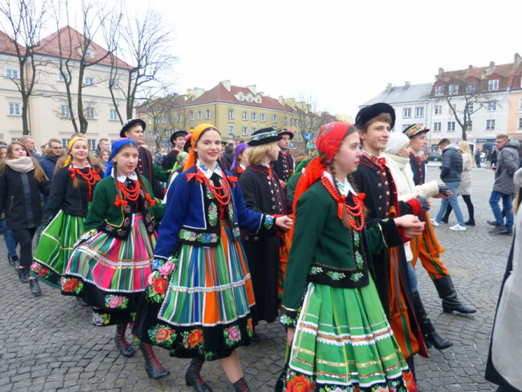 Maturzyści tańczyli poloneza na Starym Rynku
