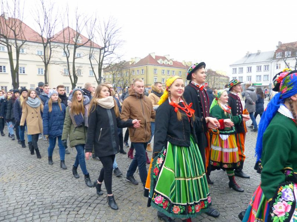 Maturzyści tańczyli poloneza na Starym Rynku