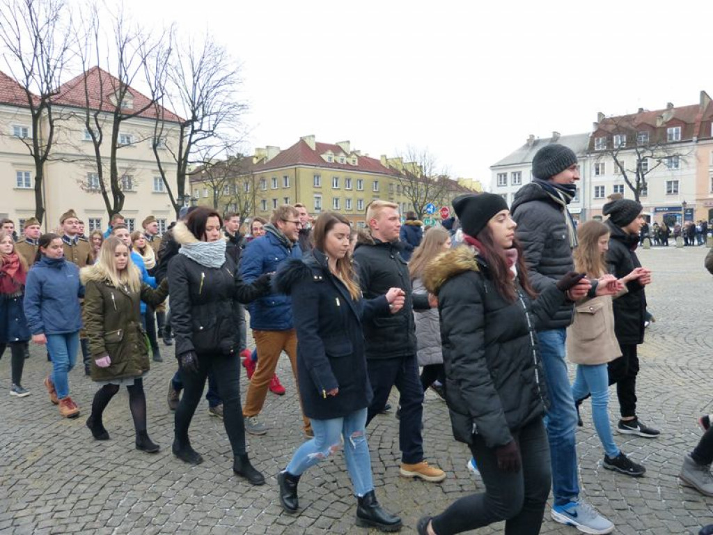 Maturzyści tańczyli poloneza na Starym Rynku