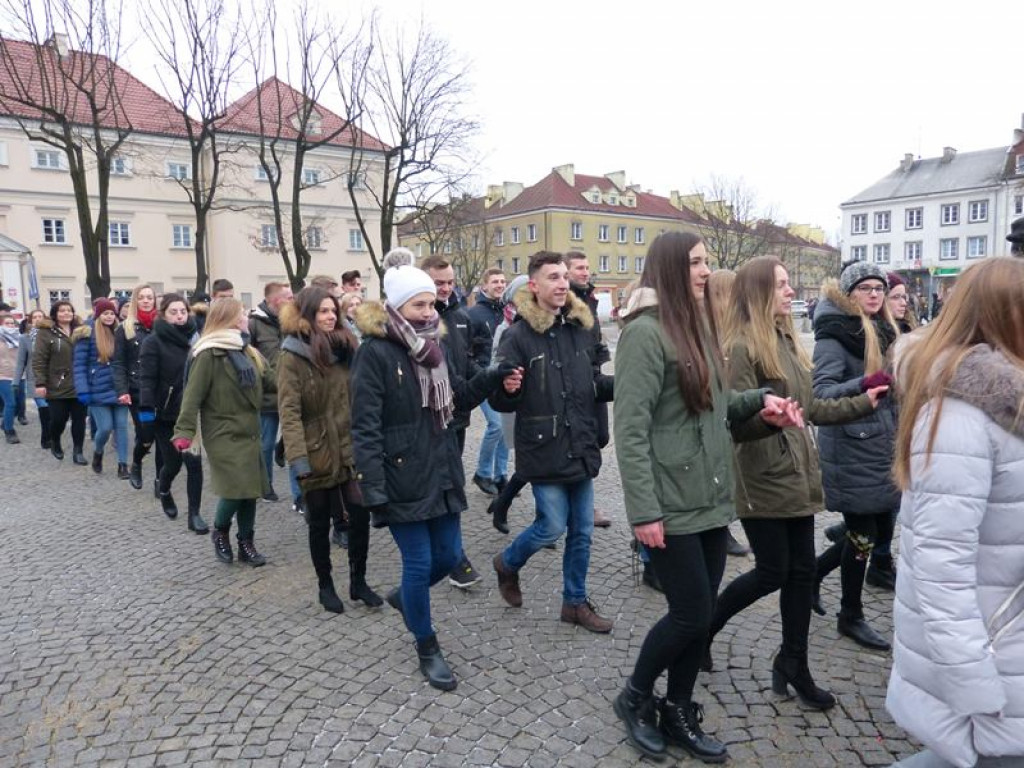 Maturzyści tańczyli poloneza na Starym Rynku